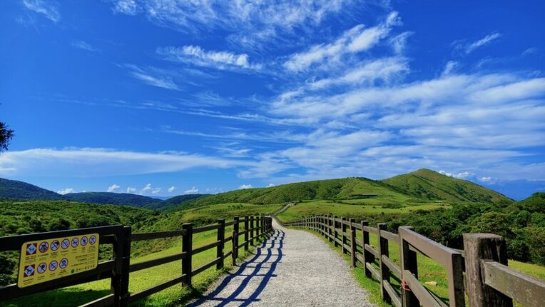 陽明山擎天崗環形步道｜竹篙山・金包里大路城門｜草原與古道的兩小時健行紀錄