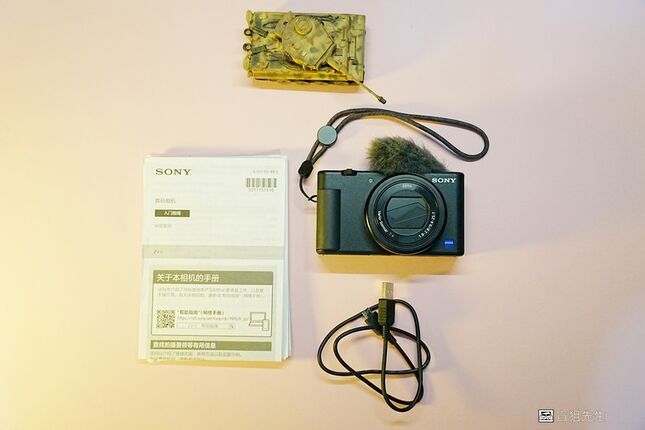 【盲狙先生傳124】SONY ZV-1 & ZV-1M2 | ❤️旅人的觀景小列車❤️ 輕巧方便的旅拍\生活紀錄vLog機，只能二選一你的決定?