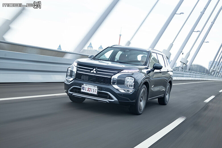 Mitsubishi 第四代小改款 Outlander 試駕｜四驅、5+2人座通通有，頂規直接給你大滿配！