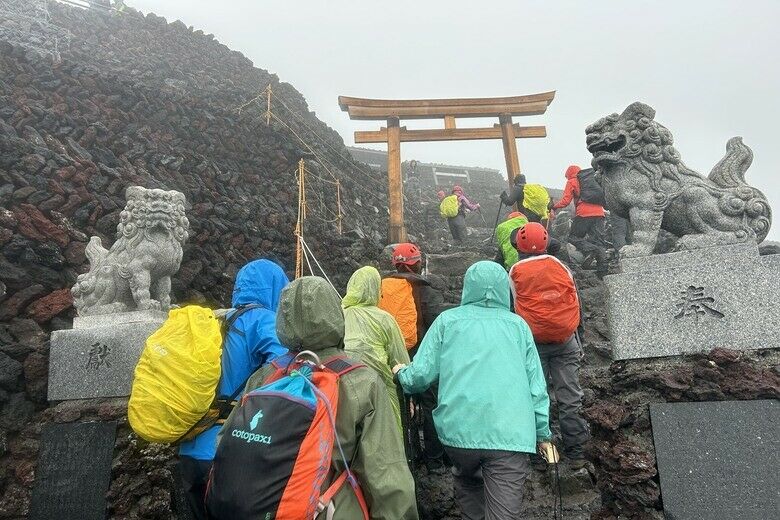 擱一擺雨中完登日本之顛-富士山