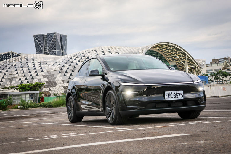 Tesla Model Y 小改款 Long Range AWD 試駕｜千里電耗實測、體驗其全面性的有感升級！