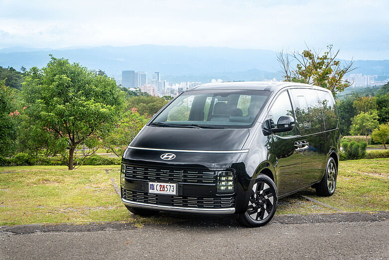Hyundai 小改款 Staria CEO 試駕｜油電上身，舒適升級、節能添利！