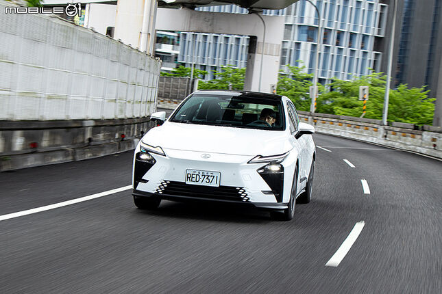 Lexus ES 500e 電耗測試｜大雨狂炸也無損長征信心！