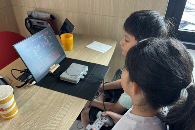 在速食餐廳也可以玩PS 讓兄妹鬩牆？！ 一個背包搞定！