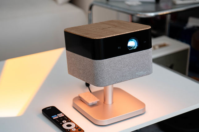 【評測】家裡最值得存在的那件科技傢俱：Epson EF-72 美學投影機