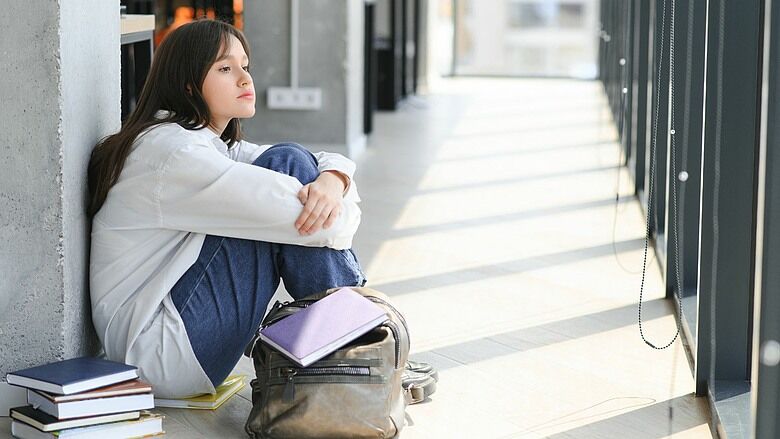孩子說「我不想上學」時，先別急著貼標籤：醫師談青少年壓力與父母陪伴