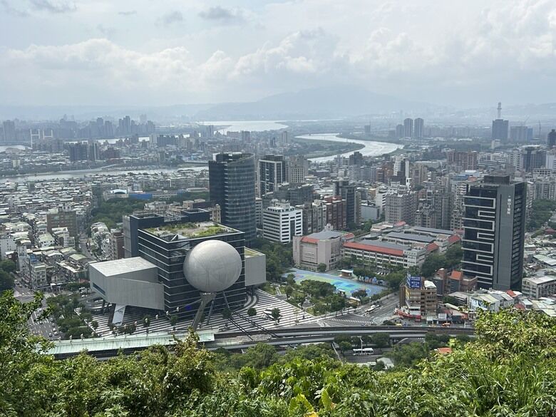 搭 捷 運 登 走 劍 潭 山 親 山 步 道