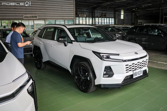 蔣大開箱新車 Toyota RAV4 PHEV｜真男人就要說到做到，出PHEV就買了，接著挑戰三個月完全不加油！