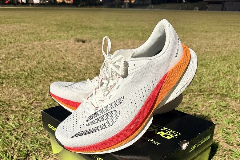 【SKECHERS AERO RAZOR實測】輕、彈、快的速度革命｜新竹10K與跑步機間歇實戰心