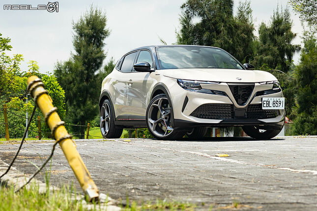 Alfa Romeo Junior Elettrica 試駕｜純電卻有靈活操控，不只帥還很快！