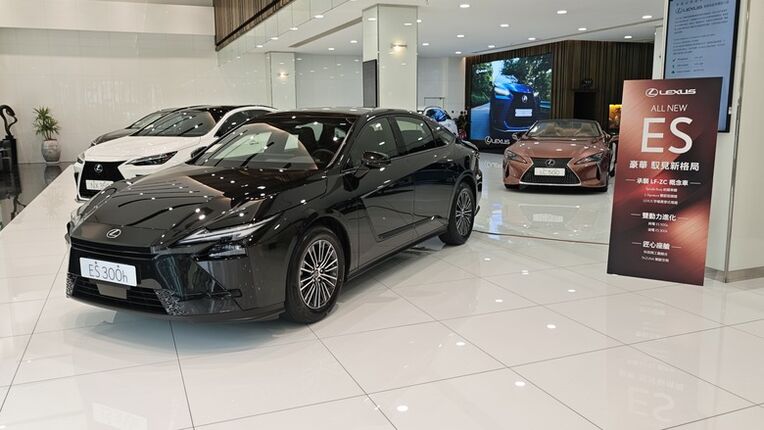 趕在第一天來欣賞All New Lexus ES300h的心得分享